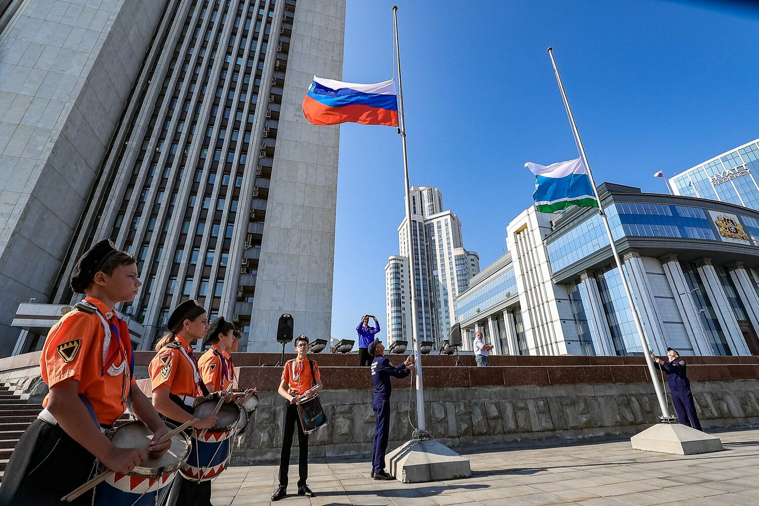 Екатеринбург россия смотрим. Флаг России на здании. Поднятие флага в школе. Поднятие флага РФ. Здание правительства.