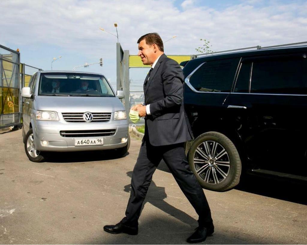 Евгений Куйвашев попросил мэров отдать автомобили администраций врачам<br>