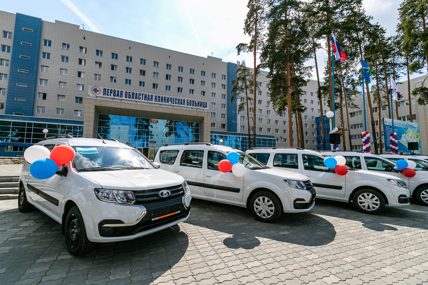 Евгений Куйвашев передал больницам региона новые санитарные автомобили, которые сделают медпомощь уральцам ещё доступнее <br>