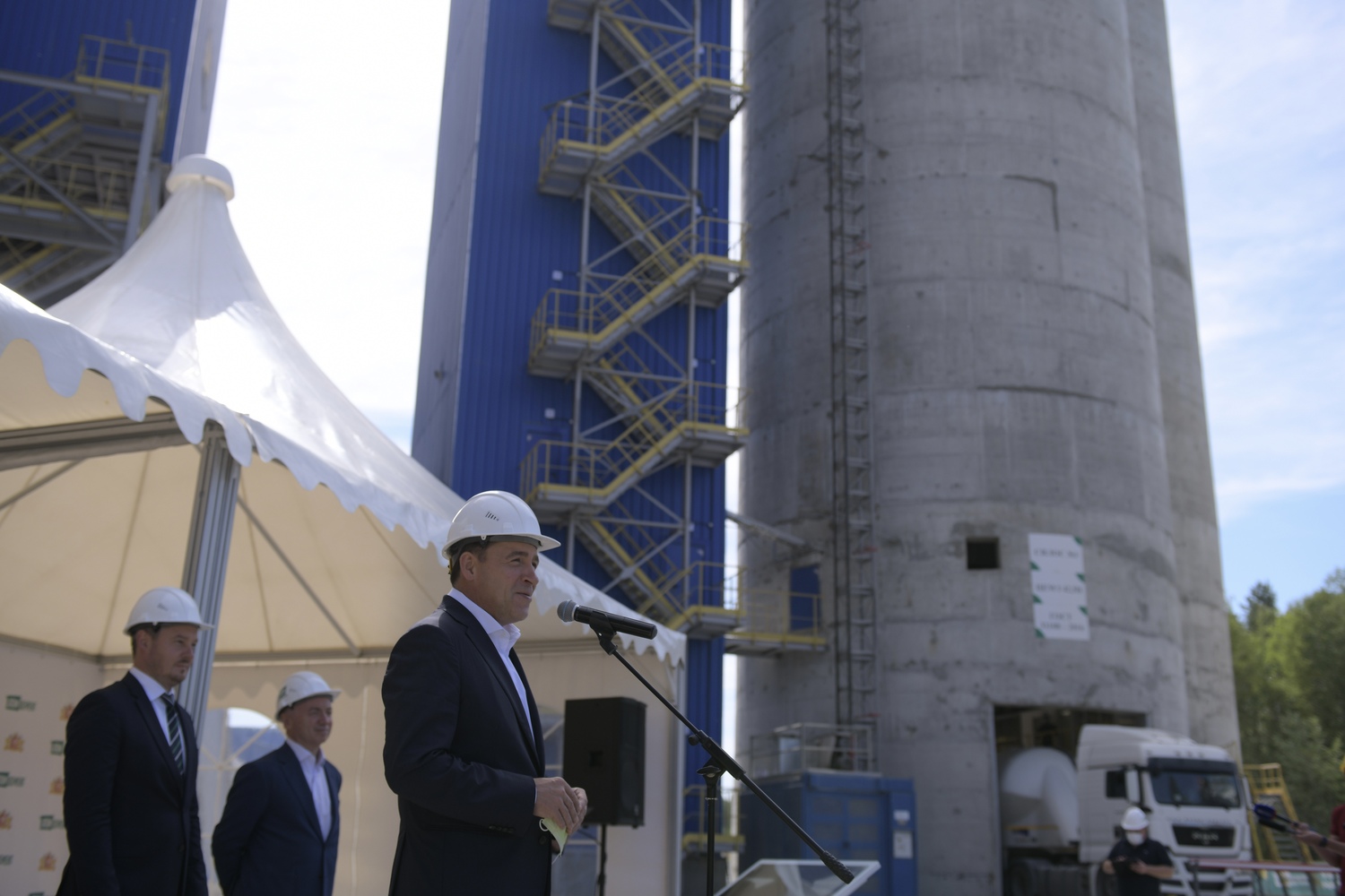 Евгений Куйвашев дал старт полномасштабной работе нового цементного завода <br>