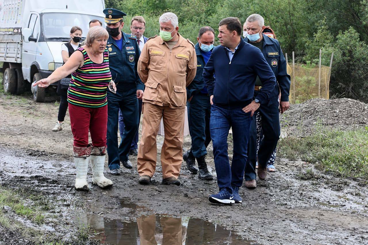 Евгений Куйвашев в Верхней Салде заявил о необходимости ускорить выплаты людям из подтопленных домов и на месте дал ещё ряд поручений штабу<br>